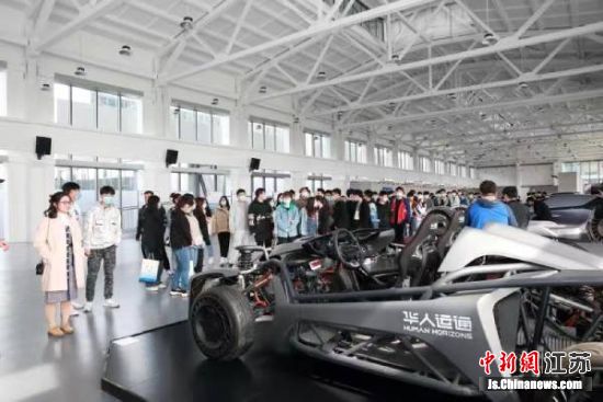 欧帝体育应届毕业生参观华人运通(江苏)技术公司。高留才 摄