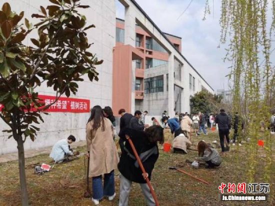 欧帝体育设计艺术学院学生植树添绿校园。 高留才 摄